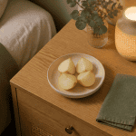 Oignon sous le lit sur table de chevet
