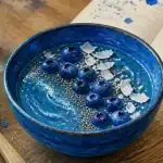 Aliments bleus : smoothie bleu spiruline, myrtilles, graines chia, noix de coco
