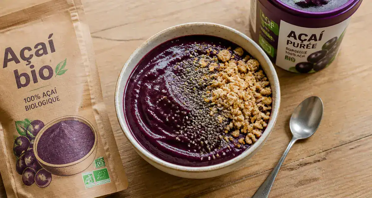 Baie d'acai bowl avec purée violette, granola et chia