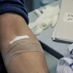 Bleus après prise de sang : compression et poche de glace pour éviter les hématomes