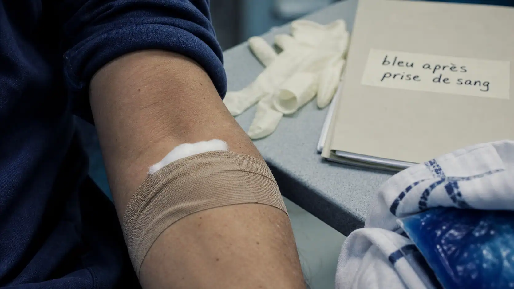 Bleus après prise de sang : compression et poche de glace pour éviter les hématomes