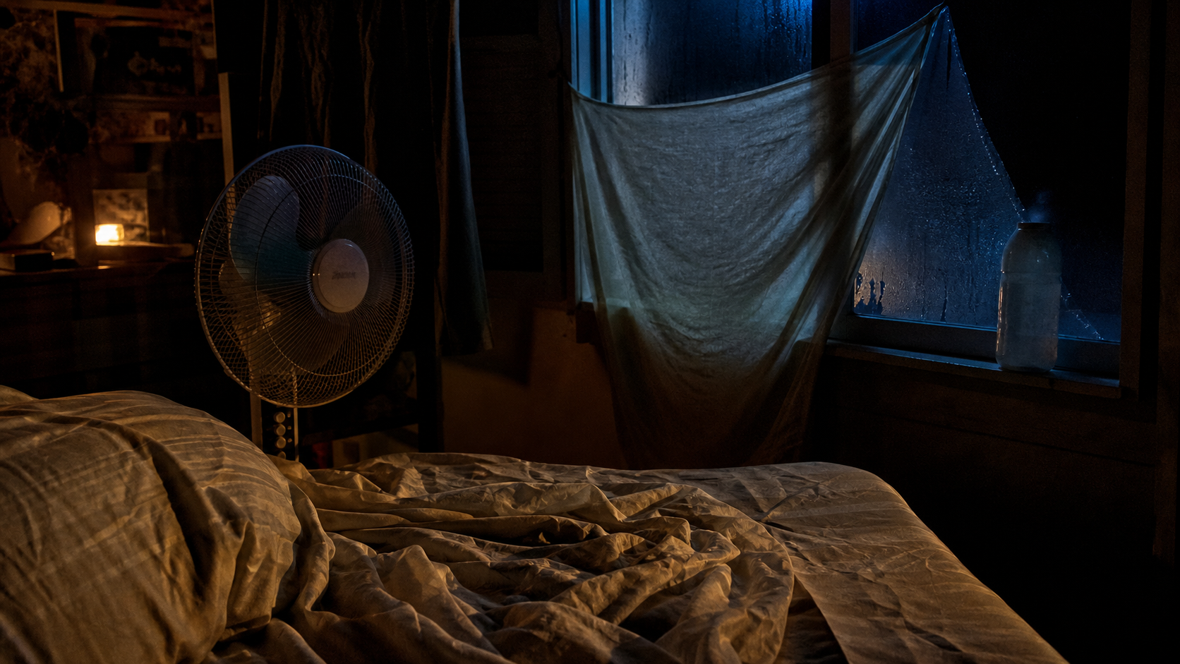 Comment se rafraîchir la nuit : ventilateur, draps frais et bouteille glacée pour dormir malgré la canicule