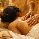 Abhyanga : massage à l’huile tiède, mains sur les épaules