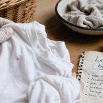 Bouton allergie lessive : rougeurs sur T-shirt après lavage