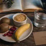 Manger des fruits le soir avant de se coucher : kiwis, banane et fruits rouges