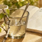 Sève de bouleau et sommeil : verre de sève pâle pour une cure apaisante